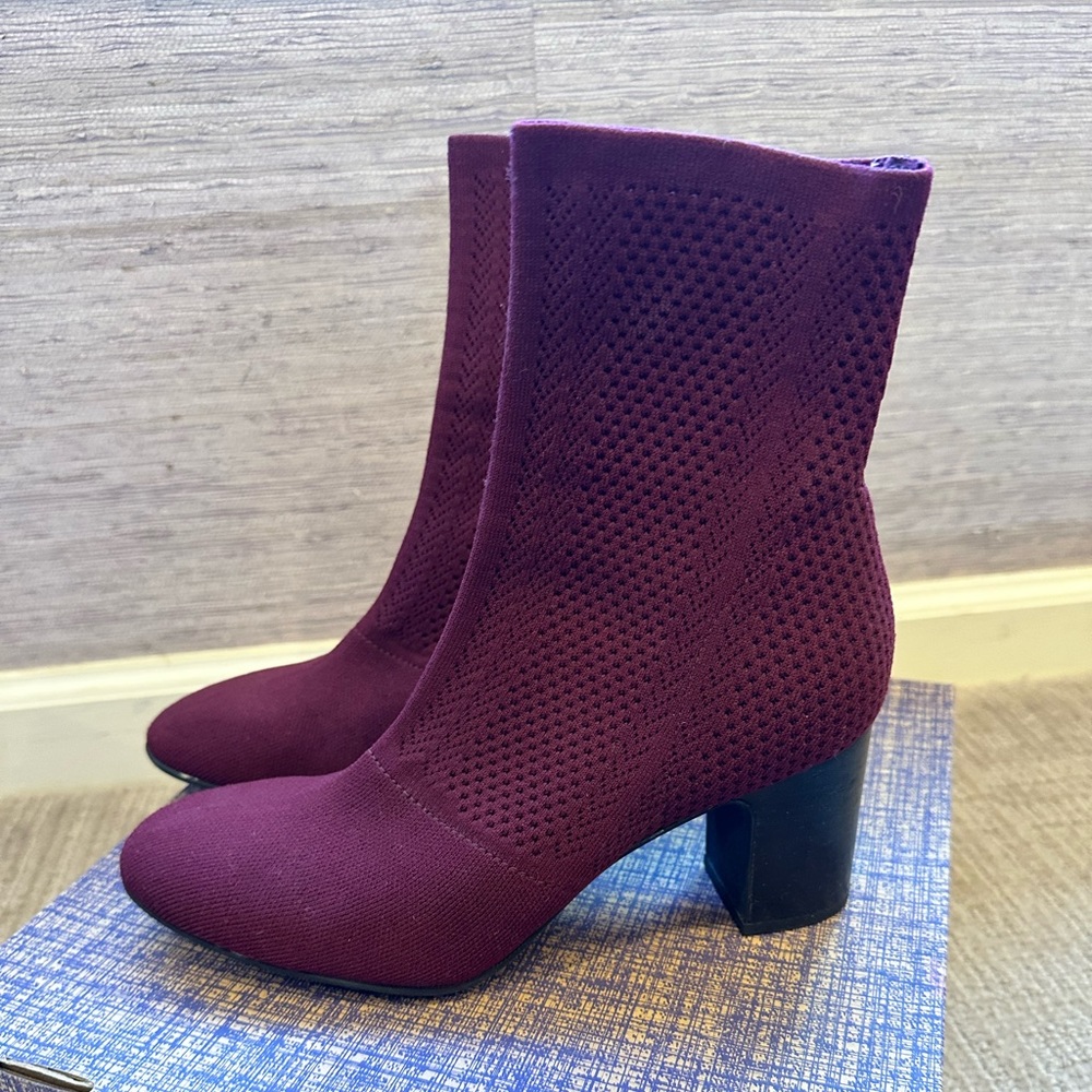 Born meggs burgundy sock boot. Size 9